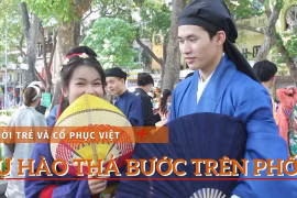 Tự hào diện áo cổ phục, thả bước trên phố đi bộ Hồ Gươm. (Ảnh: Minh Anh/Vietnam+)