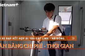 Người dân tìm cách cân bằng thời gian, chi phí khi đi tàu trên cao. (Ảnh: Hoàng Đạt/Vietnam+)