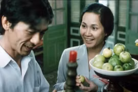 Hai diễn viên, Nghệ sỹ nhân dân Bùi Bài Bình và Lan Hương trong ''Mùa ổi.'' (Ảnh chụp màn hình)