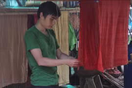 Tìm về với truyền thống bằng cổ phục và vải nhuộm tự nhiên. (Ảnh: Minh Anh/Vietnam+)