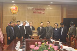 Đoàn công tác Hãng Thông tấn xã Pathet Lào (KPL) thăm, làm việc tại Khu Kinh tế Nghi Sơn. (Ảnh: Hoa Mai/Vietnam+)