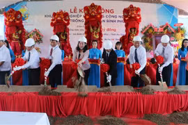 Các đại biểu thực hiện nghi thức khởi công dự án. (Ảnh: Công Mạo/TTXVN)