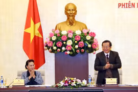 Chủ tịch Quốc hội Nguyễn Thị Kim Ngân và Phó Chủ tịch Quốc hội Phùng Quốc Hiển chủ trì buổi làm việc. (Ảnh: Trọng Đức/TTXVN)