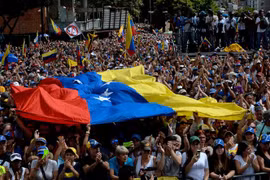 Những người ủng hộ Chủ tịch Quốc hội Venezuela (hiện do phe đối lập kiểm soát) Juan Guaido biểu tình phản đối Chính phủ tại Caracas ngày 23/1/2019. (Ảnh: AFP/TTXVN)