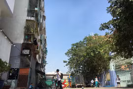 TP.HCM: khẩn trương di dời người dân ra khỏi chung cư bị nghiêng lún