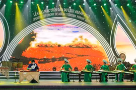 Chương trình biểu diễn nghệ thuật tại lễ khai mạc. (Ảnh: Trung Nguyên/TTXVN)