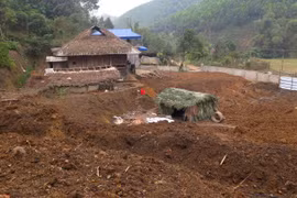 Phóng viên bị truy đuổi khi tác nghiệp tại khu đồi bị đào bới tan hoang để khai thác khoáng sản trái phép tại thôn Tân Tiến, xã Lương Thiện (Tuyên Quang). (Ảnh: Văn Tý/TTXVN)