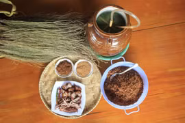 Rượu Cần, thịt lợn hun khói là những món ăn truyền thống không thể thiếu trong các dịp lễ Tết của buôn làng người dân tộc thiểu số tại Tây Nguyên. (Ảnh: Hồng Điệp/TTXVN)