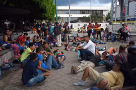 Người di cư Honduras tại khu vực Tapachula, bang Chiapas, Mexico, trong hành trình tới Mỹ ngày 21/10/2018. (Ảnh: AFP/ TTXVN)