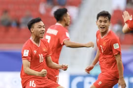 Tuyển Việt Nam đang tạo nên bất ngờ trước Nhật Bản. (Ảnh: Hoàng Linh/TTXVN)