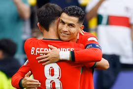 Ronaldo ăn mừng sau khi kiến tạo cho Bruno ghi bàn ấn định chiến thắng cho Bồ Đào Nha. (Nguồn: Reuters)