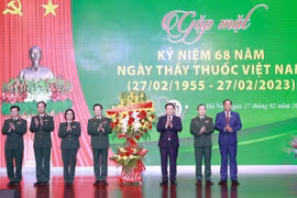 Chủ tịch Quốc hội Vương Đình Huệ chúc mừng đội ngũ thầy thuốc Bệnh viện. (Ảnh: Doãn Tấn/TTXVN)
