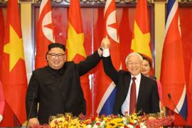 Tổng Bí thư Nguyễn Phú Trọng và Chủ tịch Triều Tiên Kim Jong-un nắm tay nhau, thể hiện tình hữu nghị giữa hai Đảng, hai Nhà nước và nhân dân Việt Nam-Triều Tiên, ngày1/3/2019. (Ảnh: Trí Dũng/TTXVN)