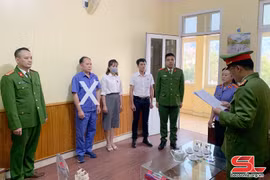 Cơ quan Cảnh sát điều tra đọc quyết định khởi tố đối với đối tượng Trần Tiến Dũng (dấu X). (Nguồn: Báo Sơn La)