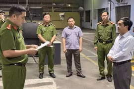 Công an thành phố Đà Nẵng thi hành lệnh bắt tạm giam một số cán bộ tại 3 trung tâm đăng kiểm xe cơ giới trên địa bàn thành phố Đà Nẵng. (Ảnh: TTXVN phát)