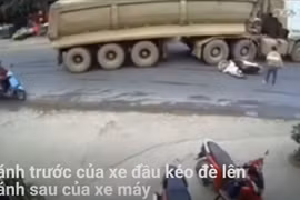 [Video] Xe máy đứng hình giữa đường, suýt bị xe đầu kéo chẹt qua