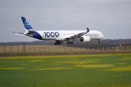 Máy bay A350-1000 của hãng Airbus tại sân bay Chateauroux, Pháp. (Ảnh: AFP/TTXVN)