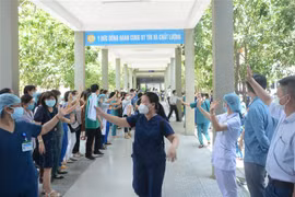 Các y, bác sỹ vẫy chào tiễn đoàn công tác lên đường tiếp viện Thành phố Hồ Chí Minh phòng, chống dịch. (Ảnh: Văn Dũng/TTXVN)