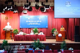 Nhà báo Vũ Việt Trang, Tổng Giám đốc TTXVN, tham luận với chủ đề "Giữ vững định hướng tư tưởng trong điều kiện đẩy mạnh phát triển kinh tế truyền thông." (Ảnh: Phạm Kiên/TTXVN)