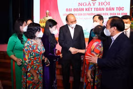 Chủ tịch nước Nguyễn Xuân Phúc với nhân dân phường Điện Biên, quận Ba Đình, Hà Nội. (Ảnh: Phạm Kiên/TTXVN)