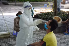 Nhân viên y tế lấy mẫu test nhanh cho người dân xã Long Sơn, thành phố Vũng Tàu - vùng đỏ của tỉnh. (Ảnh: Hoàng Nhị/TTXVN)