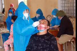 Lấy mẫu xét nghiệm sàng lọc SARS-CoV-2 cho người dân xã Yên Dương, huyện Ý Yên, tỉnh Nam Định. (Ảnh: Nguyễn Lành/TTXVN)