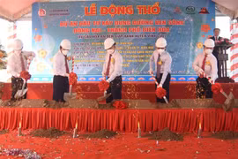 Các đại biểu thực hiện nghi thức khởi công dự án xây dựng đường ven sông Đồng Nai. (Ảnh: Công Phong/TTXVN)