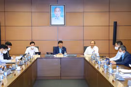 Quang cảnh các đoàn đại biểu Quốc hội thảo luận ở tổ. (Ảnh: Văn Điệp/TTXVN)
