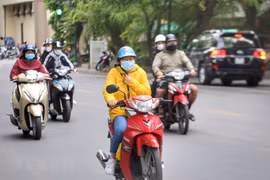 Người dân cần chuẩn bị quần áo ấm khi phải ra đường sáng sớm hoặc tối muộn. (Nguồn: TTXVN)