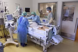 Nhân viên y tế điều trị cho bệnh nhân COVID-19 tại bệnh viện ở Magdeburg, miền Đông Đức ngày 28/4/2021. (Ảnh: AFP/TTXVN)