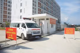 Xe chở bệnh nhân chuyển viện từ Bệnh viện dã chiến Ký túc xá phía Tây đến Bệnh viện Phổi Đà Nẵng để tiếp tục điều trị. (Ảnh: Văn Dũng/TTXVN)