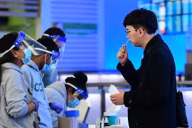 Xét nghiệm COVID-19 tại sân bay quốc tế Los Angeles, Mỹ. (Ảnh: AFP/TTXVN)