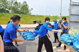 Thanh niên Hà Nội tiếp nhận và vận chuyển nhu yếu phẩm đến những nơi có dịch COVID-19. (Ảnh: Minh Đức/TTXVN)