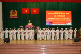 Thiếu tướng Lê Hồng Nam, Giám đốc Công an Thành phố Hồ Chí Minh trao quyết định Trưởng Công an xã chính quy cho các cán bộ công an. (Ảnh: Thanh Vũ/TTXVN)