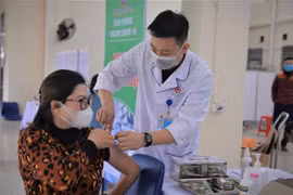 Tiêm vaccine ngừa COVID-19 mũi thứ ba cho người dân ở Quảng Ninh. (Nguồn: TTXVN)