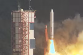 Phương tiện phóng Epsilon-5 rời bệ phóng tại Trung tâm Vũ trụ Uchinoura ở tỉnh Kagoshima, Nhật Bản. (Ảnh: Đào Thanh Tùng/TTXVN)