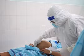 Theo dõi sức khỏe cho thai phụ mắc COVID-19. (Ảnh: TTXVN phát)