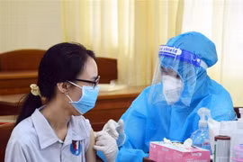 Học sinh Trường THPT Chuyên Phan Ngọc Hiển (phường 1, thành phố Cà Mau) tiêm vaccine phòng COVID-19. (Ảnh: Huỳnh Anh/TTXVN)