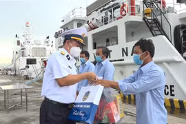 Đưa ngư dân gặp nạn vào bờ. (Ảnh minh họa: Đức Thọ/TTXVN)