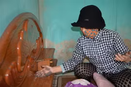 Bà Lê Thị Xuân khu 4 phường Cẩm Phú, thành phố Cẩm Phả bức xúc vì bụi bẩn bám vào mọi ngóc ngách, kể cả giường ngủ. (Ảnh: Thanh Vân/TTXVN)