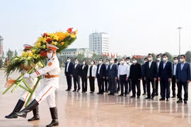Thủ tướng Phạm Minh Chính dâng hoa tưởng nhớ Tổng Bí thư Nguyễn Văn Linh. (Ảnh: Dương Giang/TTXVN)