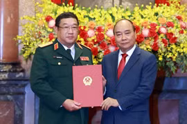 Chủ tịch nước Nguyễn Xuân Phúc trao quyết định thăng quân hàm Thượng tướng cho Thứ trưởng Bộ Quốc phòng Phạm Hoài Nam. (Ảnh: Thống Nhất/TTXVN)