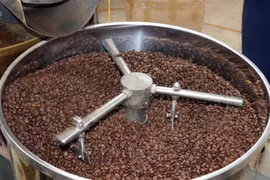 Một mẻ càphê sau khi được rang tại Hợp tác xã cà phê Bích Thao, Sơn La. (Ảnh: Hữu Quyết/TTXVN)