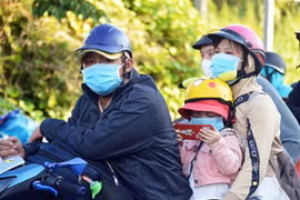 Người dân dừng phương tiện tại chốt Quản Lộ Phụng Hiệp để chờ được lập danh sách, khai báo y tế. (Ảnh: Huỳnh Anh/TTXVN)
