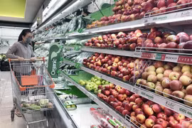 Người tiêu dùng chọn mua rau củ quả tại siêu thị ở Thành phố Hồ Chí Minh. (Ảnh: Mỹ Phương/TTXVN)