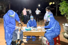 Lấy mẫu xét nghiệm cho người dân ở Quảng Bình. (Ảnh: TTXVN phát)