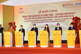 Chủ tịch Quốc hội Vương Đình Huệ và các đại biểu bấm nút khởi công Trung tâm Logistics ICD Vĩnh Phúc. (Ảnh: Trọng Đức/TTXVN)