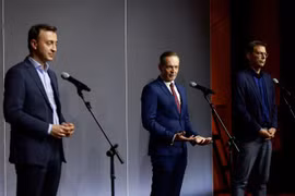 Tổng Thư ký đảng Dân chủ Cơ đốc giáo (CDU) Paul Ziemiak, Tổng Thư ký đảng Dân chủ Tự do (FDP) Volker Wissing và Tổng Thư ký đảng Xã hội Cơ đốc giáo (CSU) Markus Blume trong cuộc đàm phán thành lập Chính phủ, tại Berlin. (Ảnh: AFP/TTXVN)