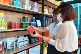 Các sản phẩm khởi nghiệp của các cá nhân, doanh nghiệp được trưng bày tại Trung tâm Thông tin Khoa học và Công nghệ Cần Thơ. (Ảnh: Thu Hiền/TTXVN)