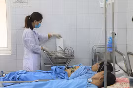 Các công nhân phản ứng sau tiêm vaccine phòng COVID-19 đã ổn định sức khỏe. (Ảnh: Hoa Mai/TTXVN)